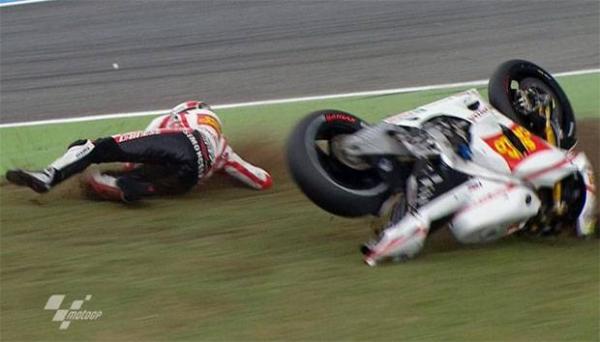 Marco Simoncelli terjatuh dari motornya. (Foto: MotoGP)