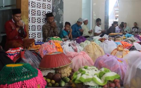Tradisi Unik Warga Muslim di Tribulaka Sasak Tradisi Unik Warga Muslim di Tribulaka Sasak saat Idul Fitri (Foto: iNews/Yunda Ariesta)
