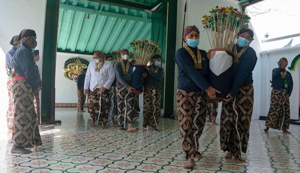 03 Ant Keraton Yogyakarta 2 Abdi Dalem mengenakan pakaian adat saat upacara di Keraton Yogyakarta. (foto: MPI/Erfan Erlin)