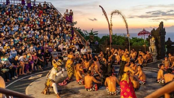 Tari Kecak berlatar senja di Pura Uluwatu. (Foto: Ist)