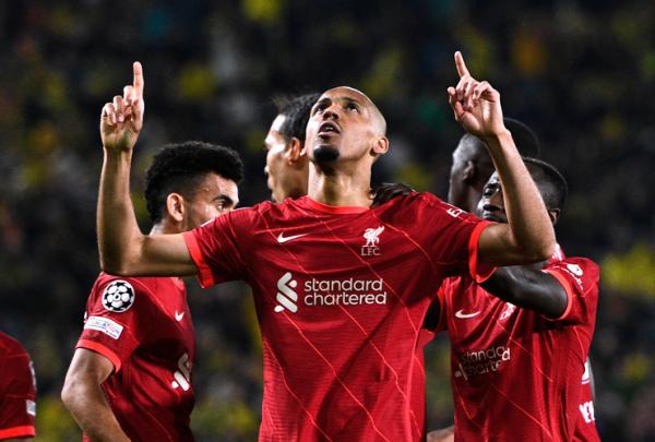 Gelandang Liverpool, Fabinho Gelandang Liverpool, Fabinho berselebrasi seusai membobol gawang Villlarreal dalam laga semifinal leg kedua Liga Champions 2021/2022 di Stadion de la Ceramica, Rabu (4/5/2022). (Foto: REUTERS/Pablo Morano)