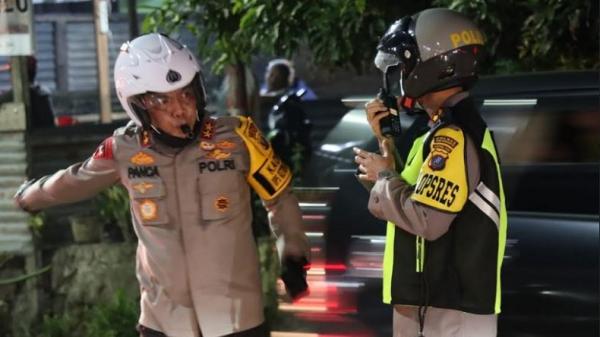 Kapolda sumut Kapolda Sumut Irjen Pol RZ Panca Putra Simanjuntak didampingi Kapolres Pematangsiantar AKBP Fernandi turun langsung mengurai kemacetan arus mudik dan balik di Jalan Medan-Pematangsiantar, Rabu (4/5/2022).(Ist)