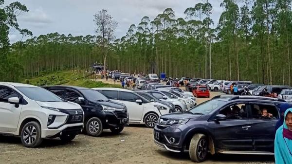 Titik nol IKN Nusantara Suasana antrean kendaraan di lokasi titik nol kilometer, kawasan Ibu Kota Negara (IKN) Nusantara yang menjadi objek wisata dadakan. (Foto: iNews/Tsabita)