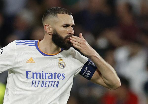 Striker Real Madrid, Karim Benzema merayakan gol ke gawang Manchester City pada laga semifinal leg kedua Liga Champions 2021/2022 di Stadion Santiago Bernabeu, Kamis (5/5/2022). (Foto: REUTERS)