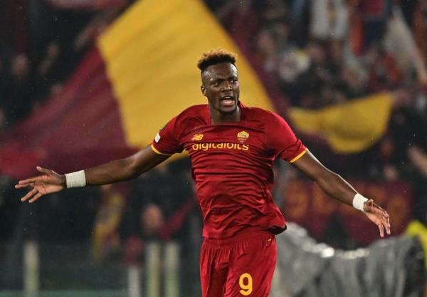 Striker AS Roma, Tammy Abraham Striker AS Roma, Tammy Abraham merayakan gol ke gawang Leicester City dalam laga semifinal leg kedua Liga Konferensi Eropa 2021/2022 di Stadion Olimpico, Jumat (6/5/2022). (Foto: REUTERS)