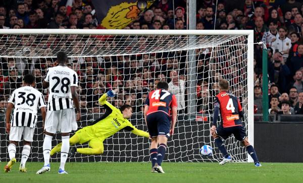 Kapten Genoa, Domenico Criscito Kapten Genoa, Domenico Criscito menyarangkan bola lewat penalti ke gawang Juventus yang dikawal Wojciech Szczesny dalam laga Liga Italia 2021/2022 di Stadion Luigi Ferraris, Sabtu (7/5/2022). (Foto: REUTERS)