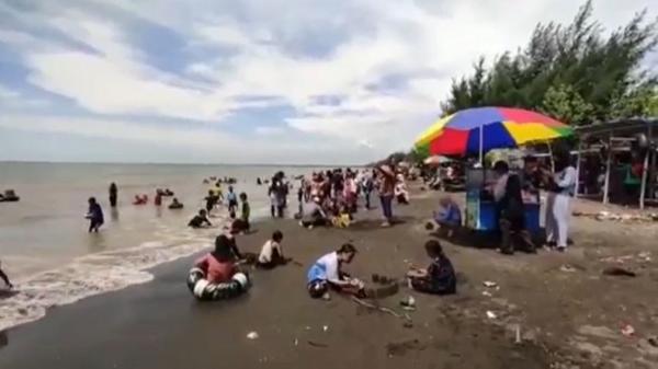 pantai randusanga brebes Wisatawan yang memadati Pantai Randusanga Indah di Kabupaten Brebes, Sabtu (7/5/2022) pagi. Foto: iNews/Yunibar.