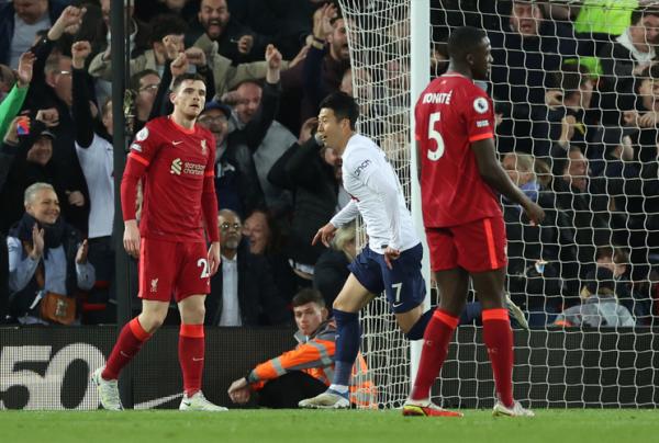 Penyerang Tottenham Hotspur, Son Heung-min merayakan gol ke gawang Liverpool dalam laga Liga Inggris 2021/2022 di Stadion Anfield, Minggu (8/5/2022). (Foto: REUTERS)