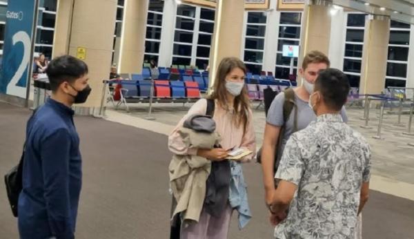 Bule Rusia Pohon Sakral Dua warga negara Rusia dideportasi terkait kasus foto telanjang di pohon keramat di Tabanan. (Foto: Kemenkumham Bali).