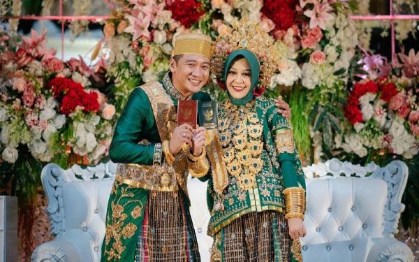 Ipda Fadly Fachrezi dan Megawaty Putri Syaeful Mamma saat acara pernikahan (Foto: Instagram/Fadly Fachrezi)