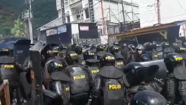 Brimob Papua Pasukan Brimob Polda Papua memukul mundur pendemo di Jayapura, Selasa (10/5/2022). (Foto: Ist)