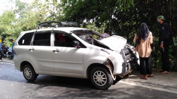 Kecelakaan Kecelakaan di Way Kanan, melibatkan Toyota Avanza dan Honda Vario. Akibatnya, dua pengendara motor tergeletak di jalan (Yuswantoro/MNC Portal) t