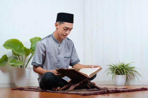 Membaca Surat Al-Kahfi Membaca Surat Al-Kahfi di hari Jumat memiliki banyak keutamaan dan keistimewaan. (Foto: Freepik)