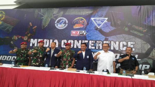 Danpusdiklatpassus Batujajar Brigjen TNI Agus Sasmita membuka Kejurna Indoor Skydiving. (FOTO: ADI HARYANTO)
