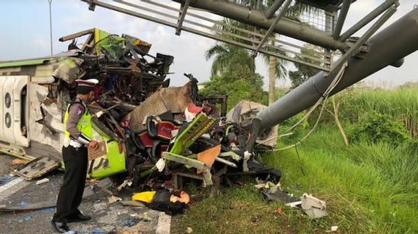 Kecelakaan Bus pariwisata Ardiansyah tabrak tiang beton VMS di KM 712 Tol Mojokerto-Surabaya sebabkan 13 orang tewas dan 12 luka berat. (Foto: MPI/Lukman Hakim)
