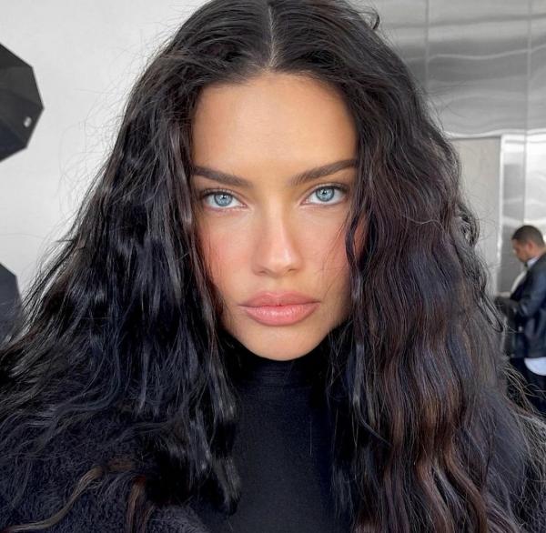 Adriana Lima Artis Cantik Hollywood yang Mempunyai Mata Indah. (foto: Instagram)