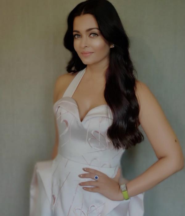 Aishwarya Rai Artis Cantik Hollywood yang Mempunyai Mata Indah. (foto: Instagram)