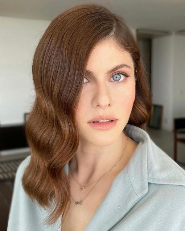 Alexandra Daddario Artis Cantik Hollywood yang Mempunyai Mata Indah. (foto: Instagram)