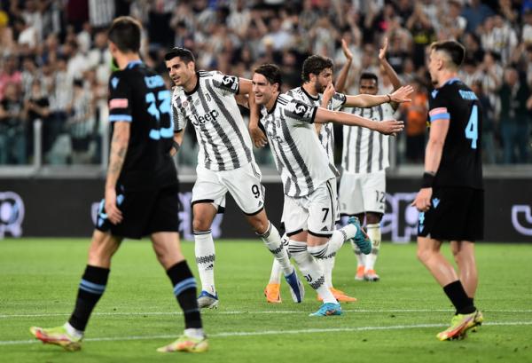 Striker Juventus, Alvaro Morata merayakan gol ke gawang Lazio bersama Dusan Vlahovic dalam laga Liga Italia 2021/2022 di Stadion Allianz, Turin, Selasa (17/5/2022). (Foto: REUTERS/Massimo Pinca)