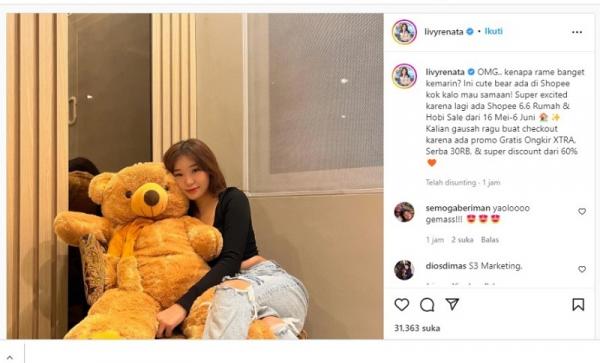 Livy Renata mengungkap asal usul boneka Livy Renata mengungkap asal usul boneka yang dipeluknya merupakan hasil kesenangannya berbelanja di Shopee 6.6 Rumah Hobi dan Sale. (Foto: Instagram/tangkapan layar)