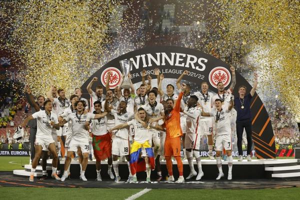 Eintracht Frankfurt menjadi juara Liga Europa 2021-2022. Frankfurt menang atas Rangers FC di babak adu penalti dengan skor akhir 5-4. (foto:  REUTERS/Albert Gea).