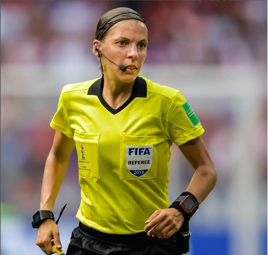 FIFA baru saja mengumumkan akan ada wasit wanita yang memimpin laga Piala Dunia 2022. Salah satunya, Stephanie Frappart (foto: Instagram/Livescore).