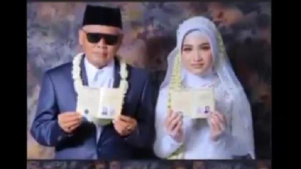 KAKEK NIKAHI GADIS1 H Sondani dan Evi menunjukkan buku nikah. (FOTO: iNews/TOISKANDAR)
