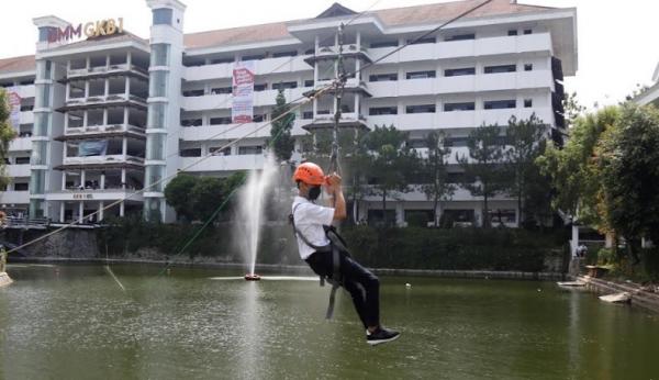 Flying Fox Umm2 Flying fox di Universitas Muhammadiyah Malang (UMM) viral di media sosial. (Foto: Avirista Midaada).