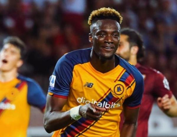 Tammy Abraham Striker AS Roma, Tammy Abraham merayakan gol ke gawang Torino dalam laga pekan terakhi Liga Italia 2021/2022 di Stadion Torino, Sabtu (21/5/2022). (Foto: Instagram/@officialasroma)