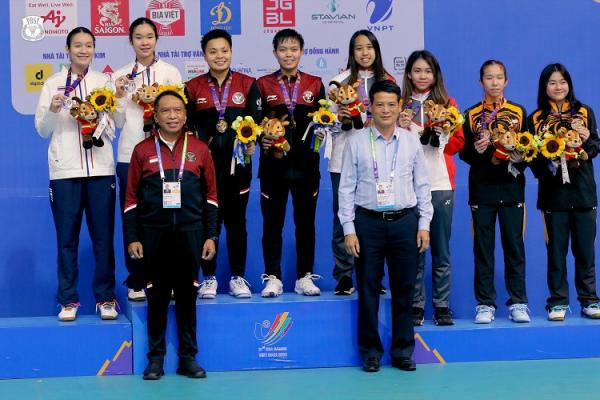 Ganda putri Indonesia Apriyani Rahayu/Siti Fadia Silva meraih medali emas di SEA Games 2021. (foto: INABadminton)