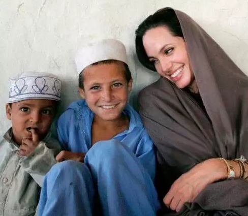 HIJAB JOLIE Artis Hollywood Tampil Cantik saat Kenakan Hijab. (Foto: Instagram)