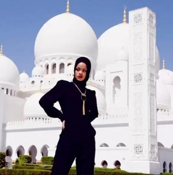 HIJAB RIHANNA Artis Hollywood Tampil Cantik saat Kenakan Hijab. (Foto: Instagram)