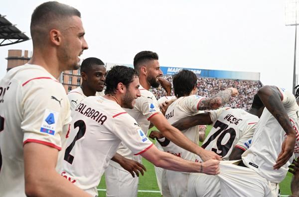 Ac Milan Juara Liga Italia 2021/2022 AC Milan meraih Scudetto setelah menang atas Sassuolo dengan skor 3-0 di Laga pamungkas Liga Italia 2021/2022. Ini menjadi Scudetto ke-19 bagi Rossoneri. (foto: REUTERS).