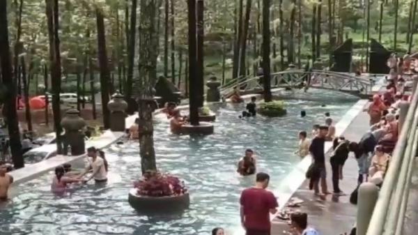 air panas guci forest tegal Kolam renang air panas alami di tempat wisata Guci Forest, Kabupaten Tegal. Foto: iNews/Yunibar.