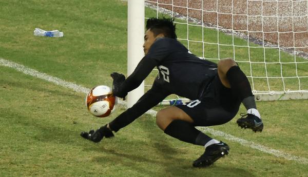 Ernando Ari Media Malaysia Semuanya Bola sorot kiper Timnas Indonesia U-23 Ernando Ari. Penjaga gawang Persebaya Surabaya itu disebut-sebut bakal jadi The Next Kurnia Meiga. (Foto: REUTERS/Navesh Chitrakar)
