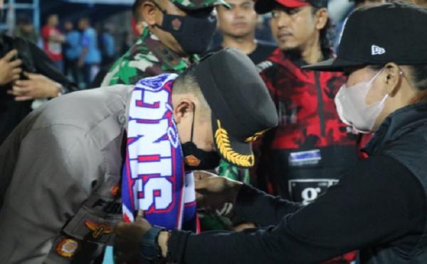 Kapolres Malang Aremania 2 Syal Arema FC dikalungkan kepada Kapolres Malang AKBP Ferli Hidayat. (Foto: Ist)