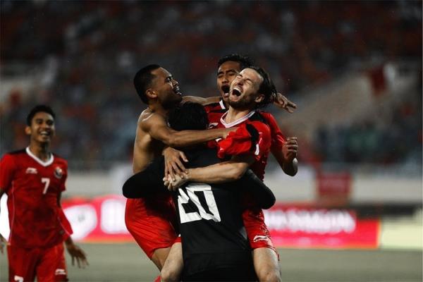 Marc Klok bersama sejumlah pilar Timnas Indonesia U-23 merayakan kemenangan atas Malaysia dalam laga perebutan perunggu SEA Games 2021 di Stadion My Dinh, Hanoi, Minggu (22/5/2022). (Foto: Instagram/@marcklok)