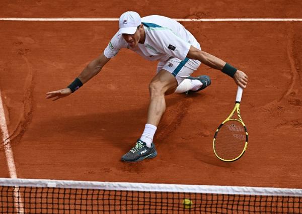 Petenis asal Argentina Facundo Bagnis dibuat pingsan oleh permainan Medvedev. (foto: REUTERS/Dylan Martinez).
