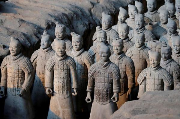 Terra Cotta Army Tera Cotta Army adalah patung tanah liat yang terdiri dari 7.000 patung prajurit, 600 kuda, dan 100 kereta, merupakan bagian dari makam Shi Huangdi, penguasa pertama Kekaisaran Tiongkok yang juga merupakan pendiri Dinasti Qin. (Foto: Reuters)