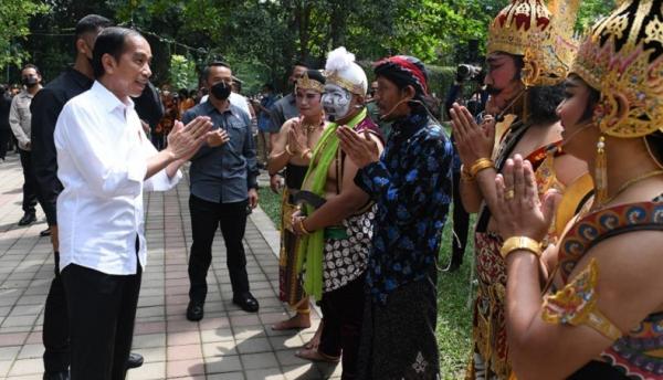 Jokowi Foto Setpres 2 Presiden Joko Widodo bertemu seniman di Taman Balekambang, Solo, Jawa Tengah. (Foto Setpres).