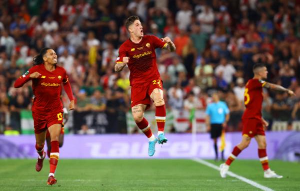 Gelandang AS Roma, Nicolo Zaniolo (22) merayakan gol ke gawang Feyenoord Rotterdam dalam laga final Liga Konferensi Eropa 2021/2022 di Stadion Air Albania, Tirana, Kamis (26/5/2022). (Foto: REUTERS/Florian Goga)