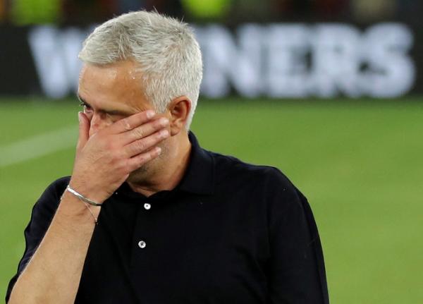 Jose Mourinho juara Liga Konferensi Eropa 2022 Pelatih AS Roma, Jose Mourinho tampak terharu karena timnya menjuarai Liga Koferensi Eropa 2021/2022 seusai mengalahkan Feyenoord Rotterdam di Stadion Air Albania, Tirana, Kamis (26/5). (Foto: REUTERS)
