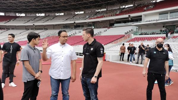 Ozil dan Anies di GBK Ozil terlihat memakai kaus berkerah warna hitam. Sementara Anies memakai kemeja putih. (foto: Maulana Yusuf/MPI)
