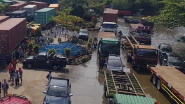 Antrean Truk Semarang 2 Ant Antrean truk mengular di sejumlah jalan menuju pelabuhan, seperti Jalan Arteri Yos Sudarso dan Jalan Ronggowarsito. (Foto: Antara).