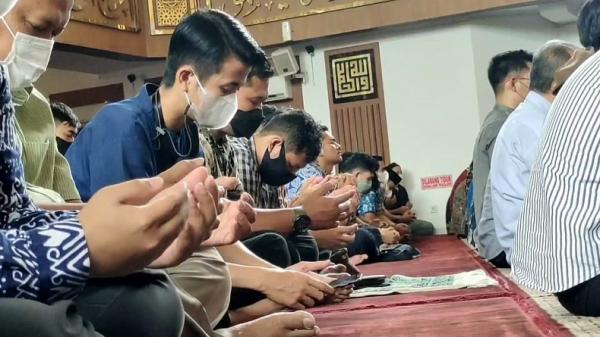 Ratusan ASN di lingkungan Pemprov Jabar menggelar doa bersama di Masjid Al Muttaqim. (FOTO: iNews/ERVAN DAVID)