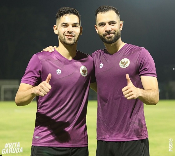 Jordi Amat dan Sandy Walsh Dua pemain naturalisasi Timnas Indonesia Jordi Amat dan Sandy Walsh kemungkinan belum bisa tampil di Kualifikasi Piala Asia 2023. (foto: PSSI).