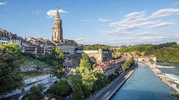 SUNGAI AAREE Sungai Aaree di jantung Kota Bern, Swiss. (FOTO: WIKIPEDIA/Dmitry A. Mottl)