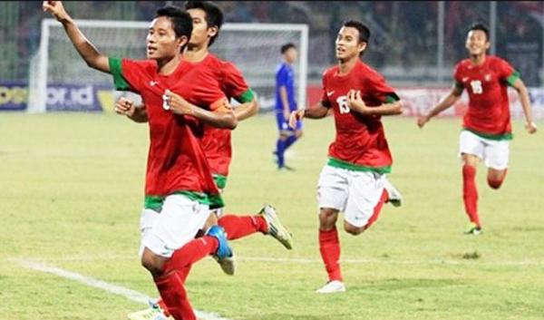 Maldini Pali dan Evan Dimas Evan Dimas (paling kiri) dan Maldini Pali (nomor 15) saat masih membela Timnas Indonesia. (Foto: Ist)