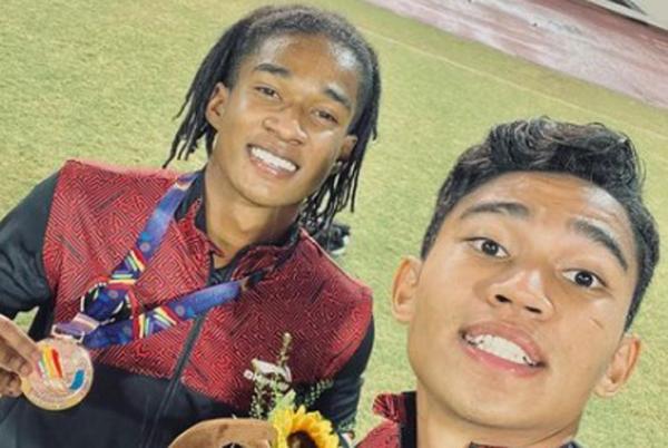 Ronaldo Kwateh Marselino Ferdinan Ronaldo Kwateh (kiri) dan Marselino Ferdinan memamerkan medali perunggu SEA Games 2021. (Foto: Instagram/ronaldokwateh7)