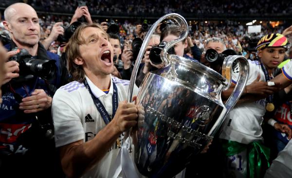 Luka Modric 1 Gelandang veteran Luka Modric beri kabar gembira usai membawa Real Madrid juara Liga Champions. (Foto: REUTERS/Molly Darlington)